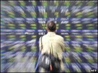 Imagen de hombre frente a pantalla electrónica.