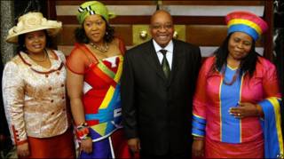 Zuma con sus esposas
