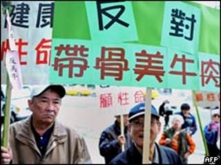 反對進口美國牛肉的台灣示威者