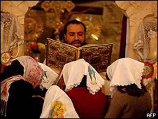 Fieles palestinos en misa ortodoxa en Cisjordania.
