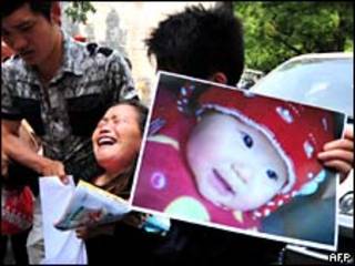 Foto de mayo de 2009, una mujer reclama la muerte de su nieta, supuestamente por leche contaminada