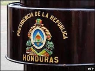 Podio con escudo de la Presidencia de Honduras