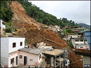 Máquinas trabalham na operação de resgate no Morro da Carioca, em Angra dos Reis
