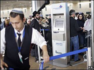 Control de seguridad en el aeropuerto de Tel Aviv.