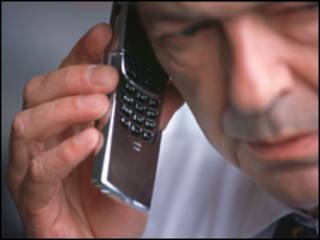 Hombre con celular