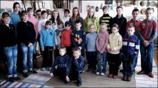 Gêmeos em escola de Velikaya Kopanya (Foto: BBC)