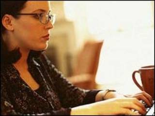 Mujer en su computadora. Foto con modelo