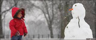 Niño y muñeco de nieve