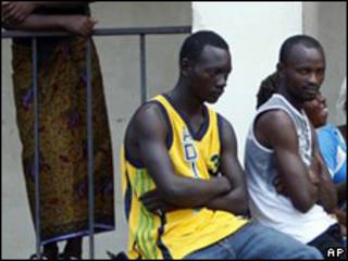 Fanáticos de la selección de Togo fuera del hospital