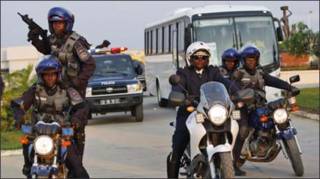 Cảnh sát Angola tháp tùng và bảo vệ xe của đội Bờ Biển Ngà (AP)