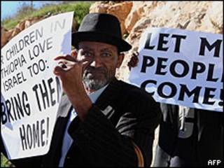 Imigrante etíope protesta em Jerusalém