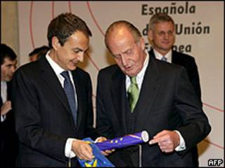 José Luis Rodríguez Zapatero (izq.) tras recibir una bandera de la UE