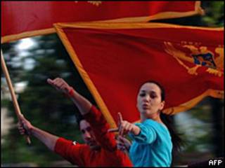 Jóvenes con la bandera de Montenegro.