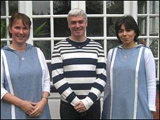 Scott Velleman con dos monjas
