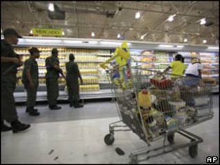 Militares en supermercado en Caracas