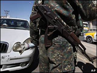 Control policial en Yemen. Imagen de archivo.