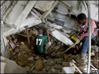 Haitianos trabalham no resgate de vítimas em Porto Príncipe (AFP, 14 de janeiro)