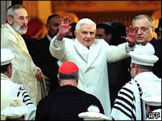 El Papa visita sinagoga judía en Roma