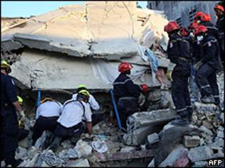 Socorristas tratan de rescatar personas entre los escombros de un edificio