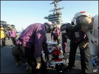 Una ciudadana estadounidense es atendida en el portaviones de EE.UU. Carl Vinson. Een helicóptero será llevada a Guantánamo.