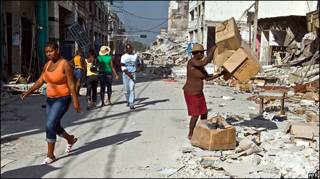 Haitianos vasculham destroços de terremoto