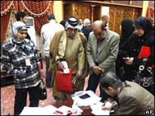 Familiares de las víctimas ponen sus firmas en la oficina del primer ministro de Irak