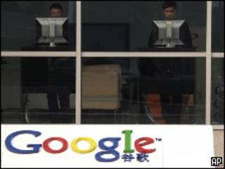 北京中关村谷歌中国总部接待大厅人们使用电脑(18/1/2010)