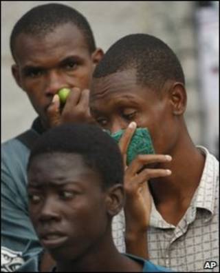 Haitianos cubriéndose la nariz