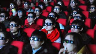 Chineses usando óculos 3D assistem ao filme 'Avatar'