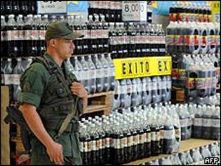 Soldado venezuelano em uma loja da rede Exito