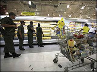 Soldados venezolanos en un supermercado Éxito