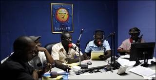 Radio haitiana Signal FM transmitiendo luego del terremoto que asoló Haití.