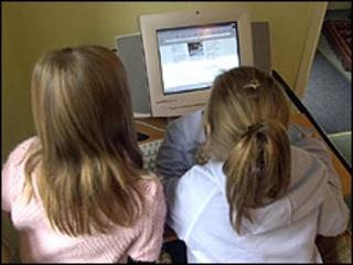 Dos adolescentes delante de una computadora