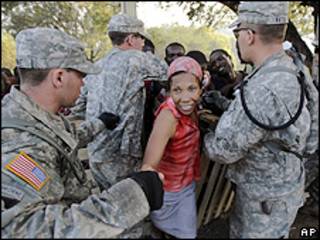 Haitiana recebe tenta receber ajuda de soldados americanos