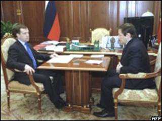 Дмитрий Медведев и Александр Хлопонин в кремлевском кабинете президента
