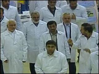 محمود احمدی نژاد در بازدید از تاسیسات اتمی ایران