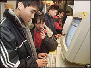 Joven chino observando una computadora