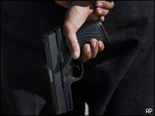 Hombre portando arma