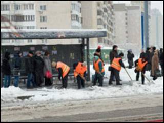 Комунальні служби розчищають дорогу у Києві (грудень 2009р.)
