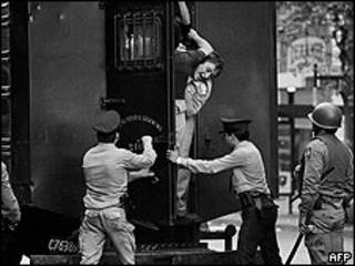Detención de manifestantes durante el gobierno militar argentino. Archivo