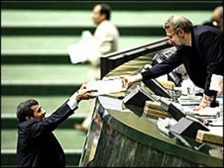 تصویر تقدیم بودجه توسط محمود احمدی نژاد به علی لاریجانی