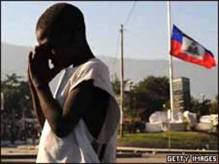 Niño rezando en Puerto Príncipe