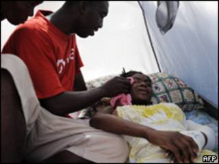Darline Exinor, de 24 años, es consolada por su primo en una clínica de Puerto Príncipe.