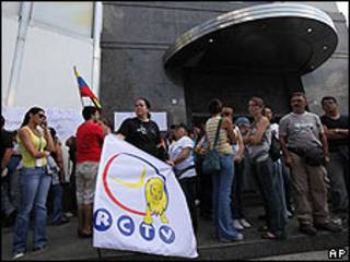 Empleados de RCTV frente a la sede del canal en Caracas