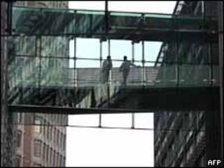 Dos hombres son vistos en el edificio de Goldman Sachs en el centro de Londres