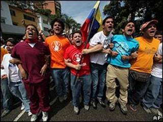 Estudantes durante protesto contra suspensão da RCTV em Caracas