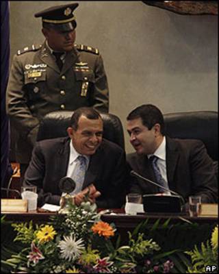 Porfirio Lobo (izq.) y Juan Orlando Hernández en el Congreso el 25 de enero