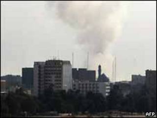 Una columna de humo se eleva luego de una explosión en un edificio forense en Irak