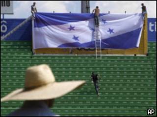 Trabalhadores preparam estádio nacional em Tegucigalpa para a cerimônia de posse de Lobo
