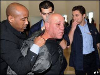 Pincha Cohen sendo preso em Israel (AP)